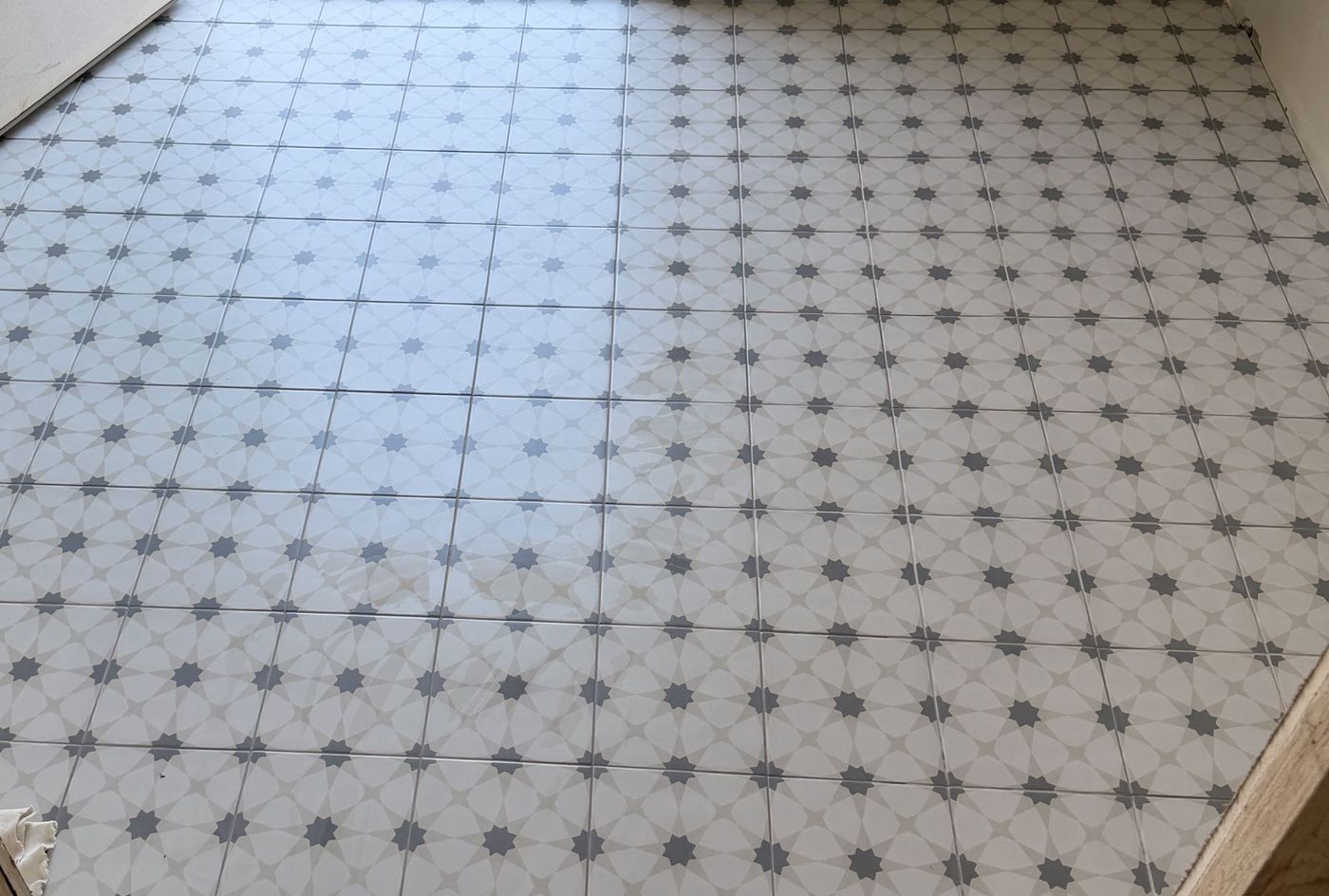 Entryway floor in patterned star tile